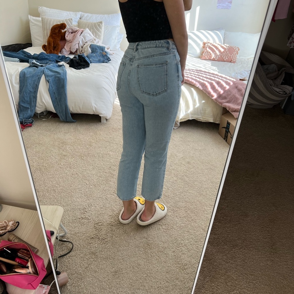 Pacsun Mom Jean. Size 26. Nothing wrong with them! Very nice quality.